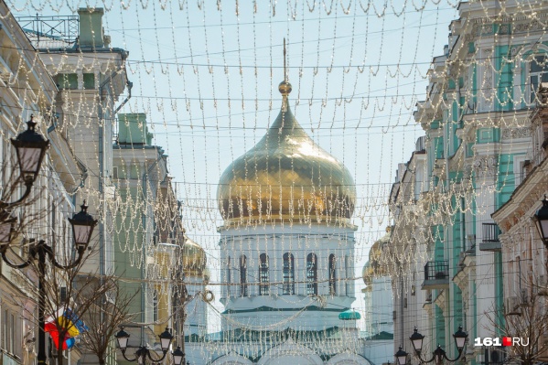 Вечером светящиеся лампочки на Соборном создают иллюзию звездного неба Вечером светящиеся лампочки на Соборном создают иллюзию звездного неба