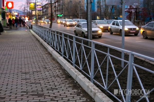Первые заборы уже снесли на улице Дзержинского Первые заборы уже снесли на улице Дзержинского