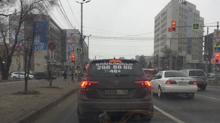 «Влюблюсь. 48+»: бизнес-леди в Красноярске решила найти мужа через объявление на стекле своего авто