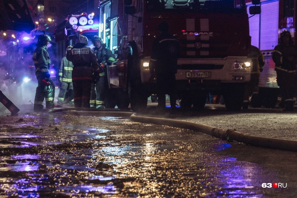 С пожаром боролись 25 человек и 9 единиц техники С пожаром боролись 25 человек и 9 единиц техники