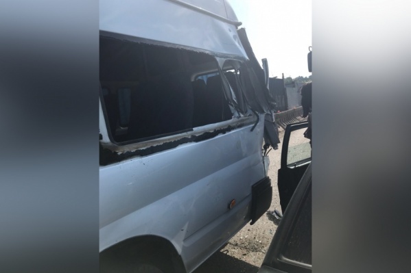 От удара в автобусе посыпались все стекла От удара в автобусе посыпались все стекла