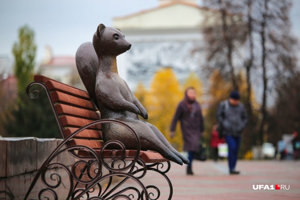 Зверушка, призванная символизировать символ города — куницу, обитает на лавочке на улице Ленина Зверушка, призванная символизировать символ города — куницу, обитает на лавочке на улице Ленина 