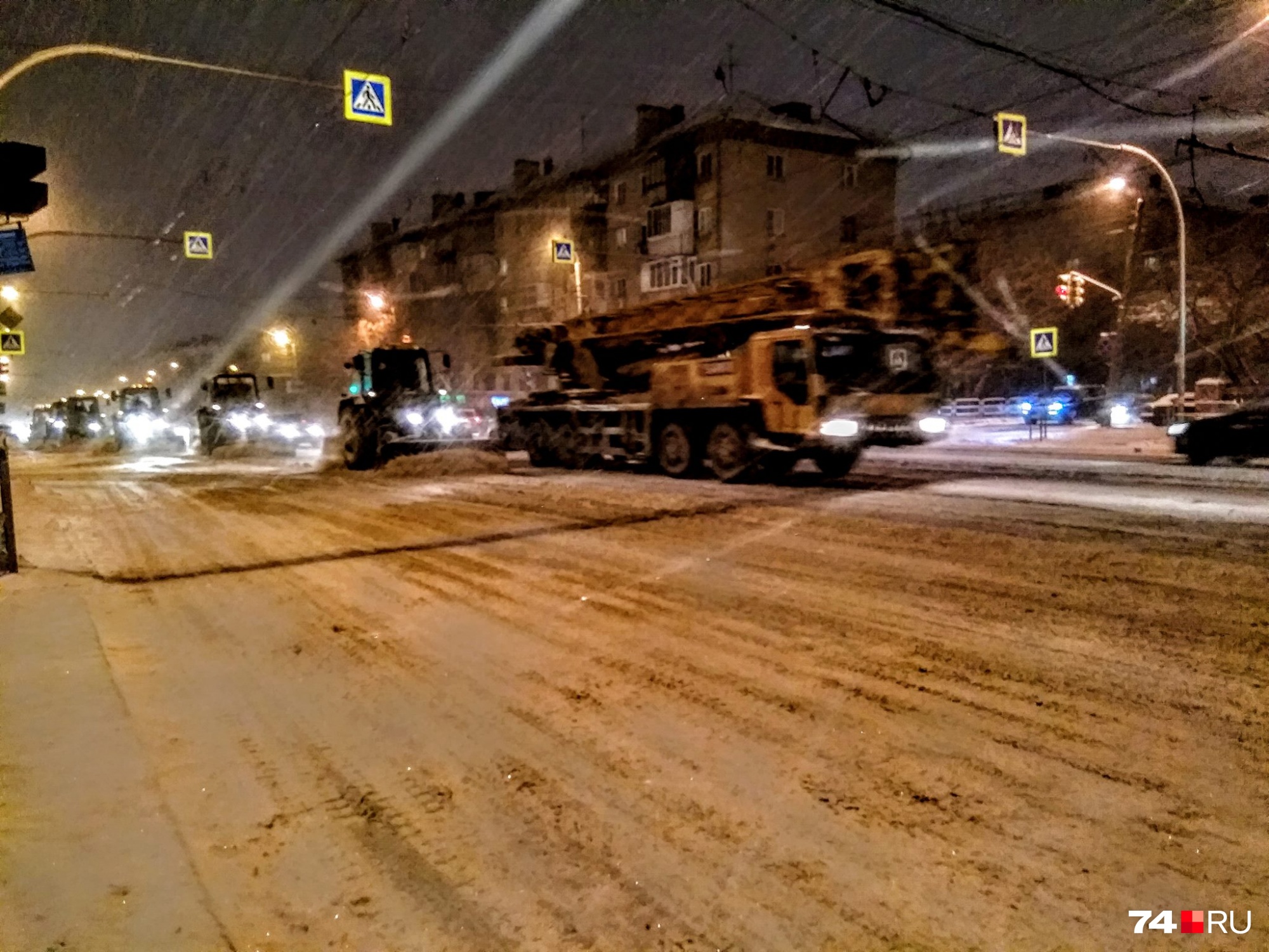 Так выглядел город вечером. Утром на дорогах всё та же снежная каша, только сверху не сыплет Так выглядел город вечером. Утром на дорогах всё та же снежная каша, только сверху не сыплет
