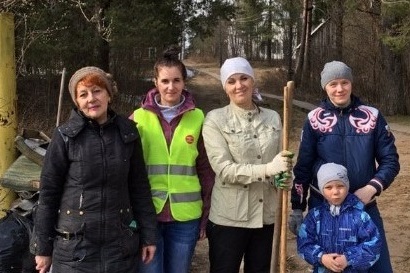 Анна Павлова (в жилете) и другие активисты — на одном из экодесантов Анна Павлова (в жилете) и другие активисты — на одном из экодесантов