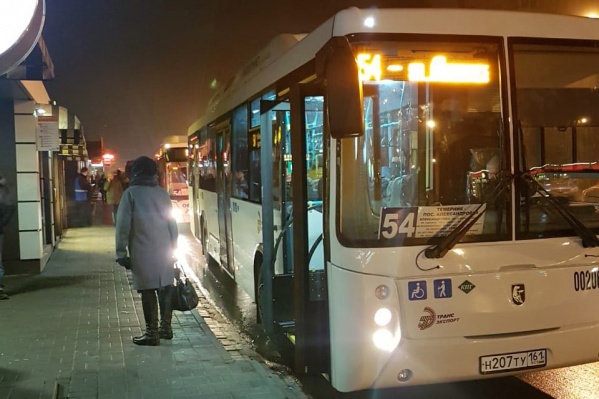 Утром на остановках автобусов № 54 было безлюдно Утром на остановках автобусов № 54 было безлюдно 