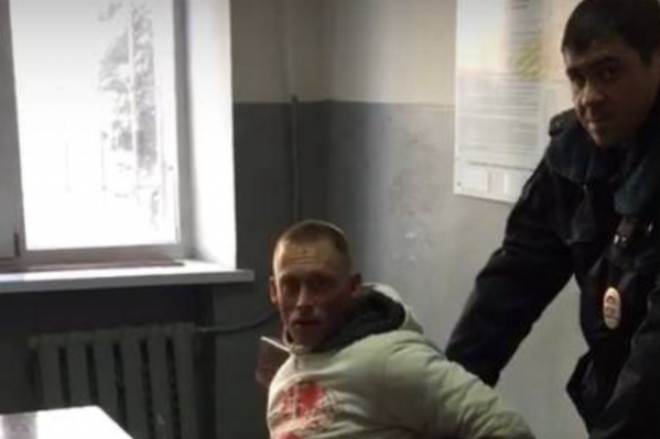 Даже сидя в наручниках, молодой человек никак не мог успокоиться Даже сидя в наручниках, молодой человек никак не мог успокоиться