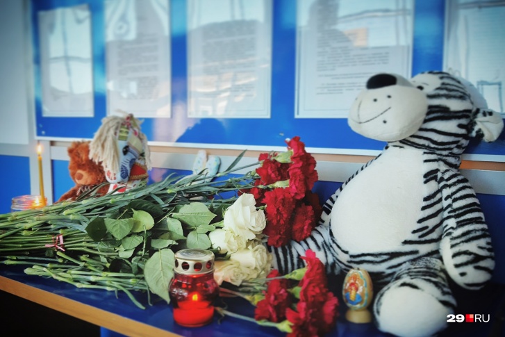 В мурманский аэропорт люди приносят цветы, свечи и игрушки. Трагедия унесла 41 жизнь, среди погибших — двое детей В мурманский аэропорт люди приносят цветы, свечи и игрушки. Трагедия унесла 41 жизнь, среди погибших — двое детей