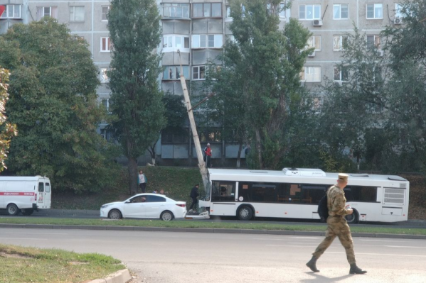 Во время удара в салоне пассажирского автобуса находились люди Во время удара в салоне пассажирского автобуса находились люди