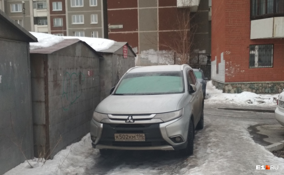 «Я паркуюсь как...»: весенние автохамы с тюльпанами и маскировка машины под дом