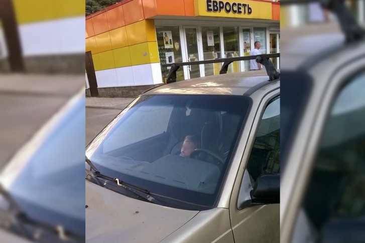 Малыш просидел в машине около получаса Малыш просидел в машине около получаса