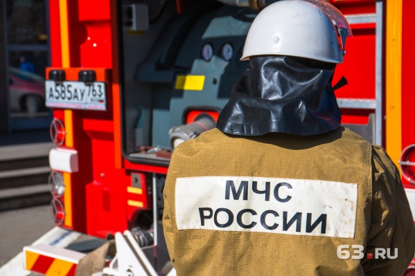 Пожарные уже потушили горящий дом Пожарные уже потушили горящий дом