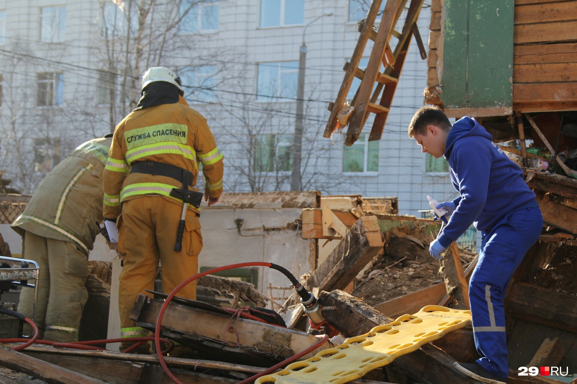 Во время разборки дома обвалилась часть здания Во время разборки дома обвалилась часть здания