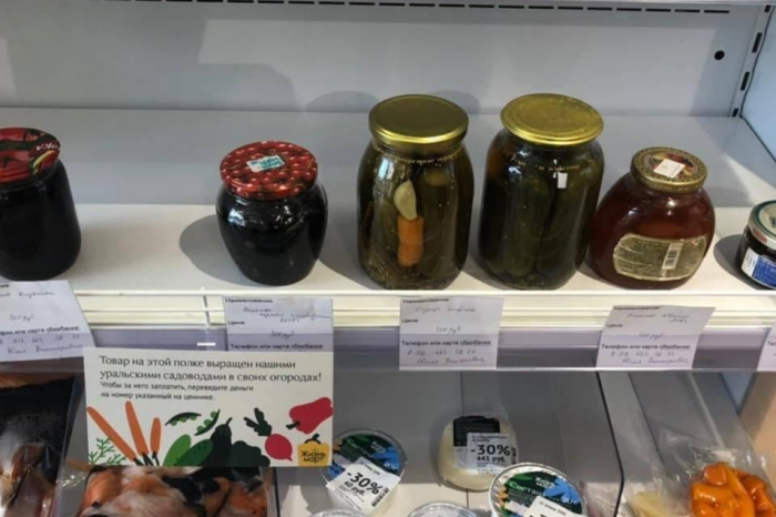 На полке уже стоят несколько банок с заготовками На полке уже стоят несколько банок с заготовками