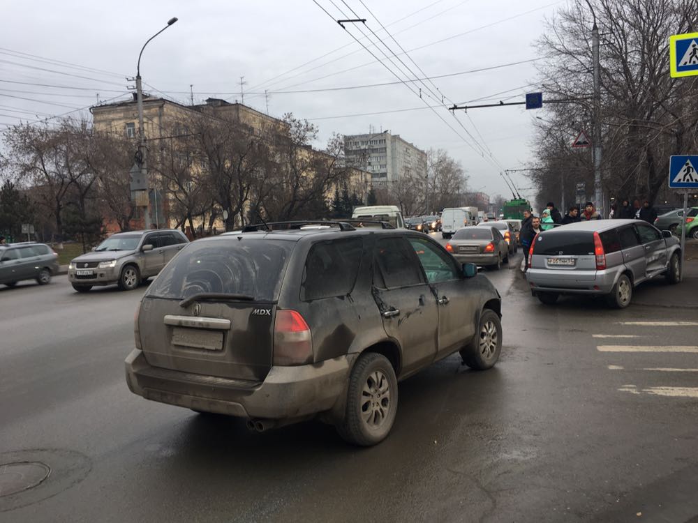 Нгс новости новосибирск сегодня происшествия. Авария на Дуси Ковальчук сегодня. ДТП на Дуси Ковальчук 23 02 2023.