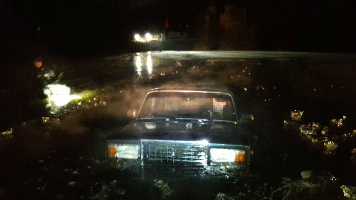 В Автозаводском районе из пруда достали легковушку с трупом внутри