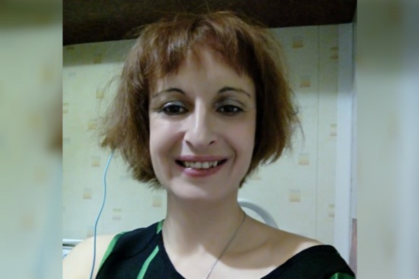 Женщина, скорее всего, была одета в малиновое пальто Женщина, скорее всего, была одета в малиновое пальто 
