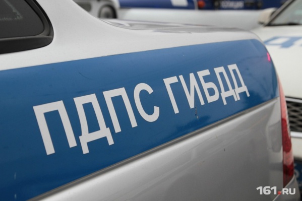 На месте аварии сейчас работают сотрудники ГИБДД и полиция На месте аварии сейчас работают сотрудники ГИБДД и полиция