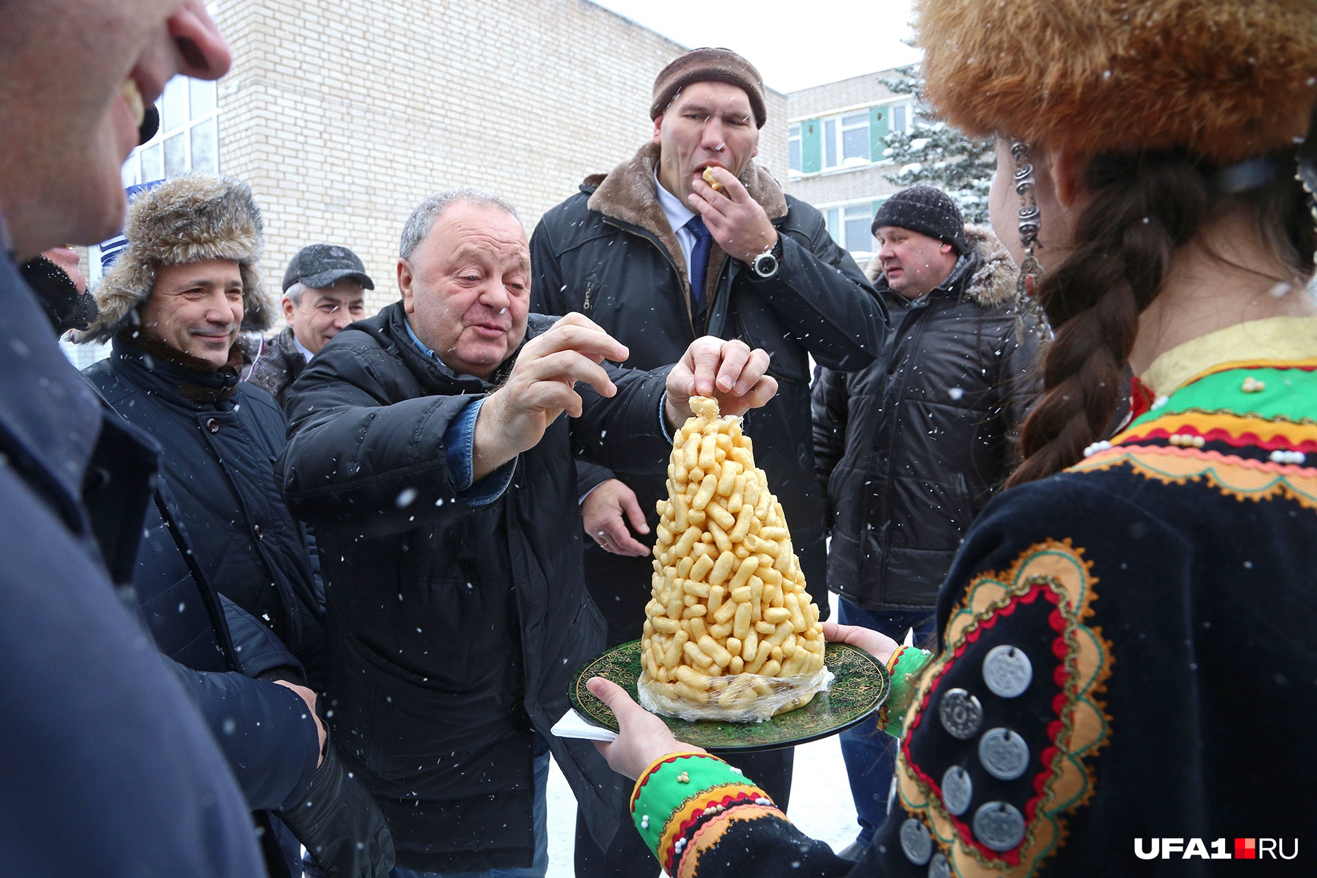 Угостился чак-чаком и еще один гость — президент Федерации хоккея с мячом России Борис Скрынник