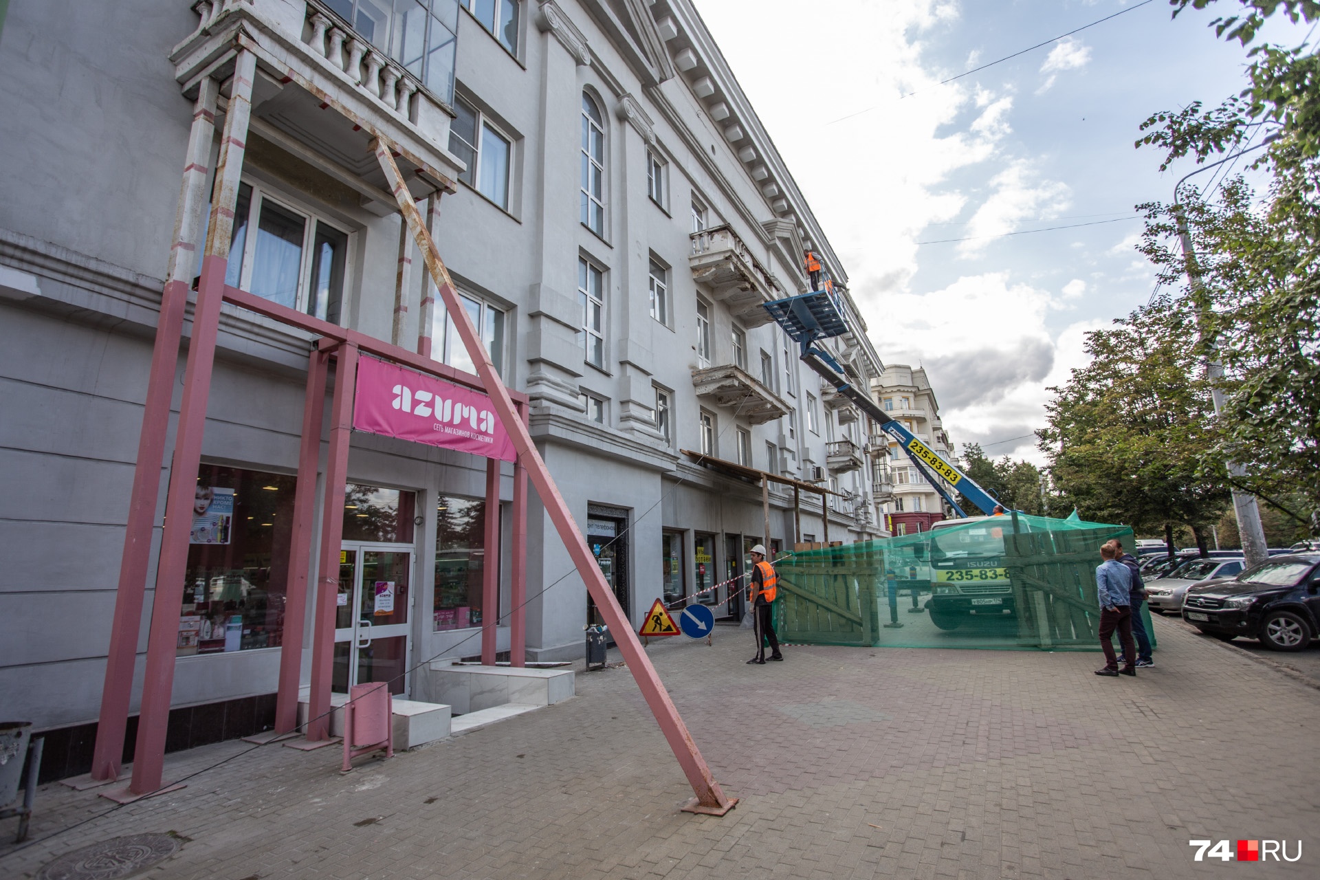 Долгое время опасный балкон подпирают железные столбы Долгое время опасный балкон подпирают железные столбы
