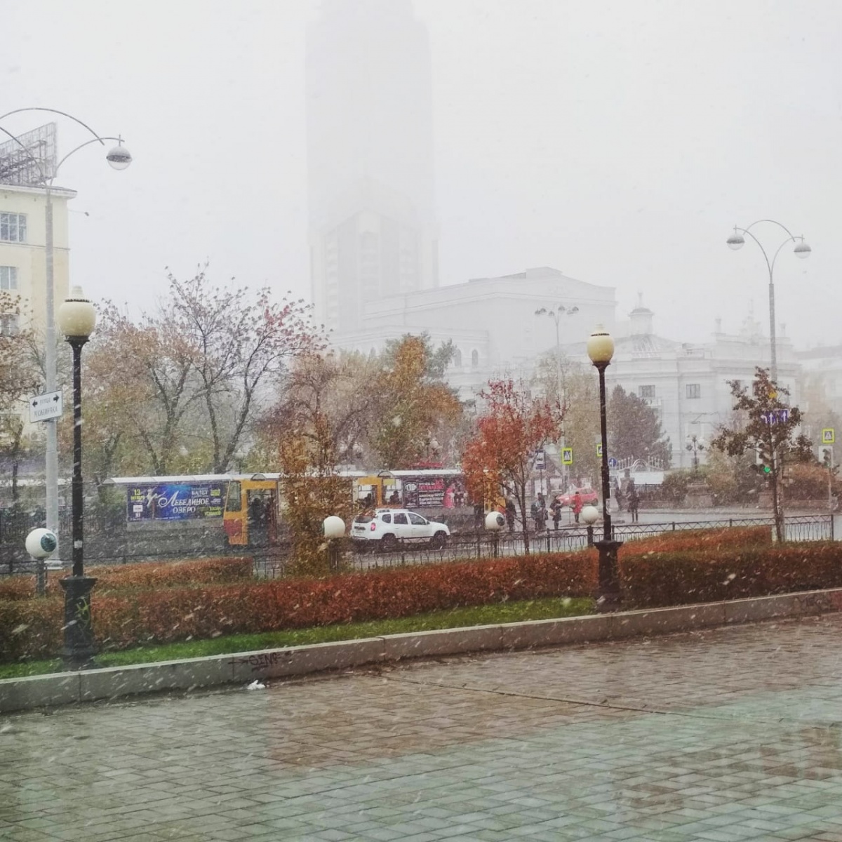 Новогодний фоторепортаж: по Екатеринбургу прошла стремительная метель