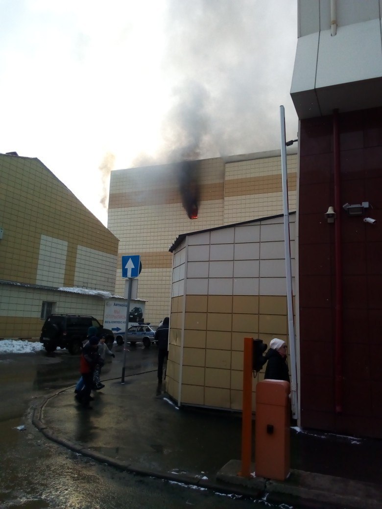 При пожаре в торговом комплексе погибли дети При пожаре в торговом комплексе погибли дети