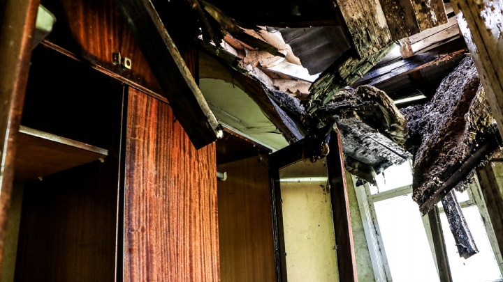 «Жить страшно»: крыша рухнула в доме на Ухтомского (фото)