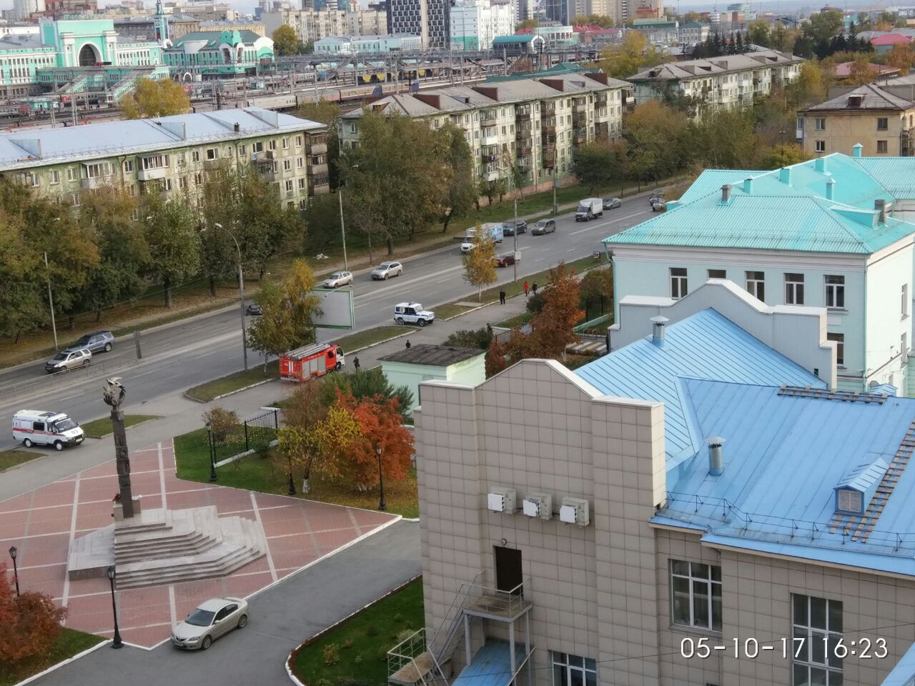 К школе на улице Владимировской также стянулись машины экстренных служб К школе на улице Владимировской также стянулись машины экстренных служб