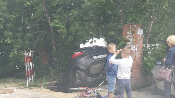 Mazda «нырнула» в яму на улице Александра Логунова