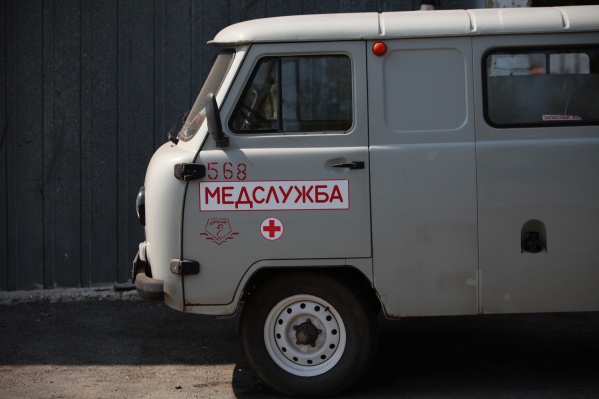 Скорую к женщине вызвали после того, как она всю ночь пролежала на скамейке у подъезда Скорую к женщине вызвали после того, как она всю ночь пролежала на скамейке у подъезда