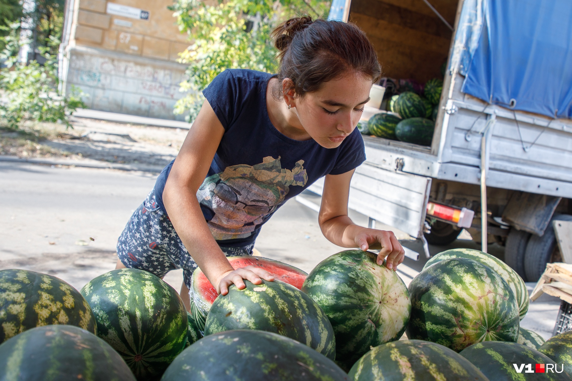 дэвид дубницкий 18. огромные арбузы девушек. блондинка с арбузом. большие арбузы женщин. фотосессия с арбузом девушки.