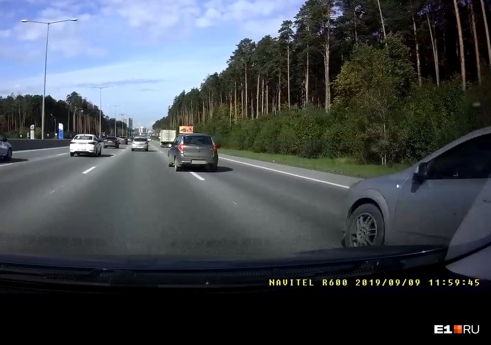 А в этом кадре Opel, догонявший Datsun сзади (и видевший начало его смещения), тоже лезет влево на полной скорости. Зачем? Водитель не понимает опасности своего маневра? А в этом кадре Opel, догонявший Datsun сзади (и видевший начало его смещения), тоже лезет влево на полной скорости. Зачем? Водитель не понимает опасности своего маневра?