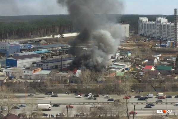 В Екатеринбурге загорелось здание на улице Луганской В Екатеринбурге загорелось здание на улице Луганской
