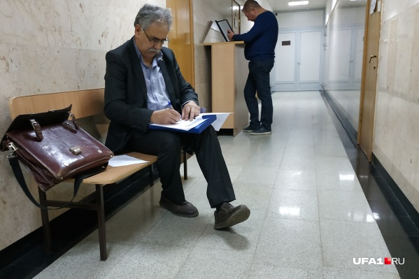 Андрей Шурухин (справа) пришел в суд, чтобы поддержать товарища морально Андрей Шурухин (справа) пришел в суд, чтобы поддержать товарища морально