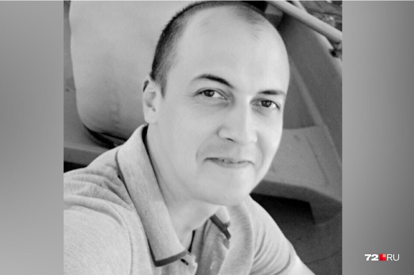 Максим был одет
в серую футболку-поло, однотонные штаны
цвета хаки и бежевые сандалии Максим был одет
в серую футболку-поло, однотонные штаны
цвета хаки и бежевые сандалии