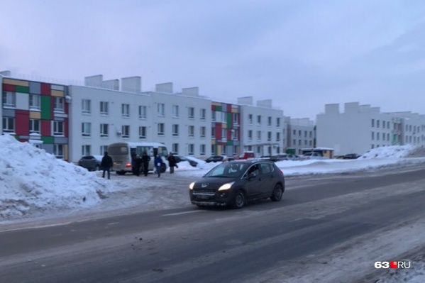 Здесь располагается конечная 205-го, 96-го и 295-го маршрутов Здесь располагается конечная 205-го, 96-го и 295-го маршрутов