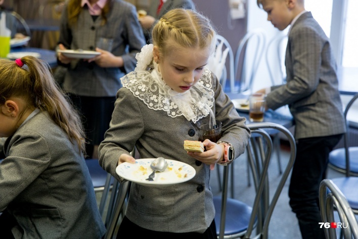 В школах Ярославля детей стали кормить по-новому
