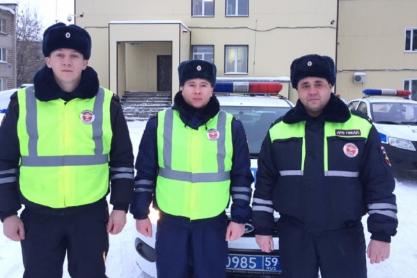 Трое госавтоинспекторов помогли семье, у которой заглохла машина Трое госавтоинспекторов помогли семье, у которой заглохла машина