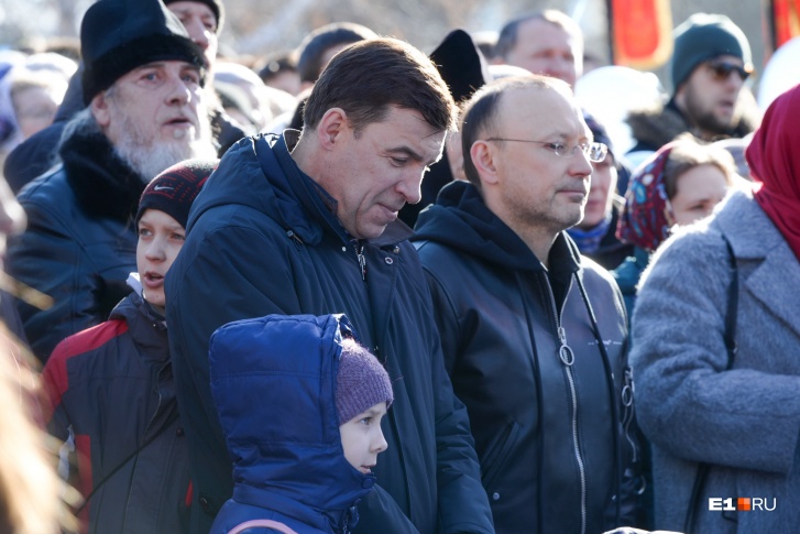Евгений Куйвашев назвал ситуацию сложной, а совсем недавно он был в числе тех, кто пришел на молебен за храм