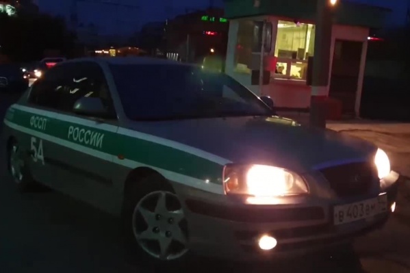 Блогеры встали под знаком «Въезд запрещён» у здания ФССП и снимали всех, кто пытался нарушить правила Блогеры встали под знаком «Въезд запрещён» у здания ФССП и снимали всех, кто пытался нарушить правила
