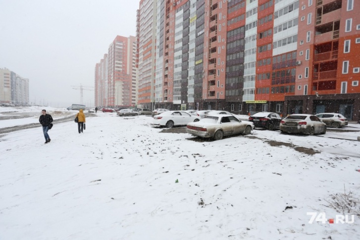 До приезда службы демонтажа парковщики убрали и забор, и будку До приезда службы демонтажа парковщики убрали и забор, и будку