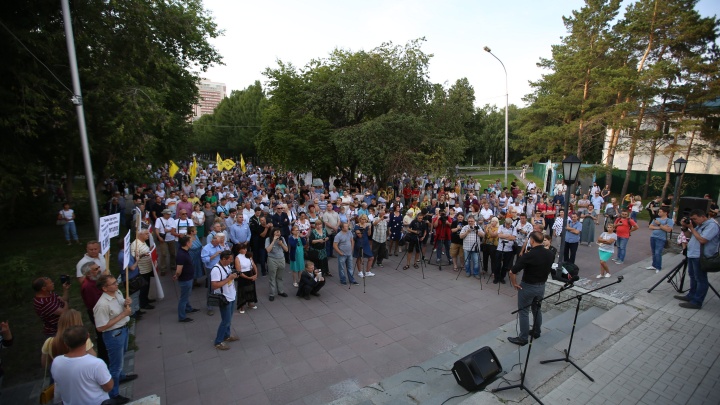 Двести новосибирцев устроили в Нарымском сквере митинг-концерт против повышения тарифов