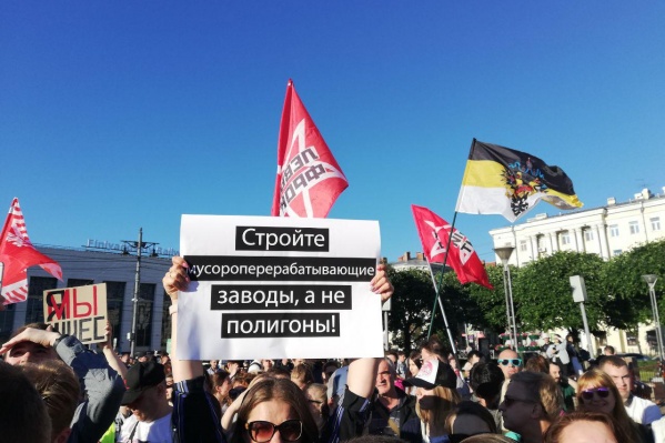 На площадь Ленина вышли несколько сотен человек На площадь Ленина вышли несколько сотен человек
