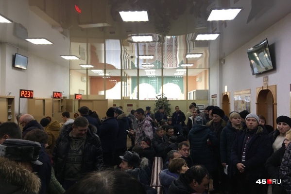 В помещении не протолкнуться из-за количества посетителей В помещении не протолкнуться из-за количества посетителей