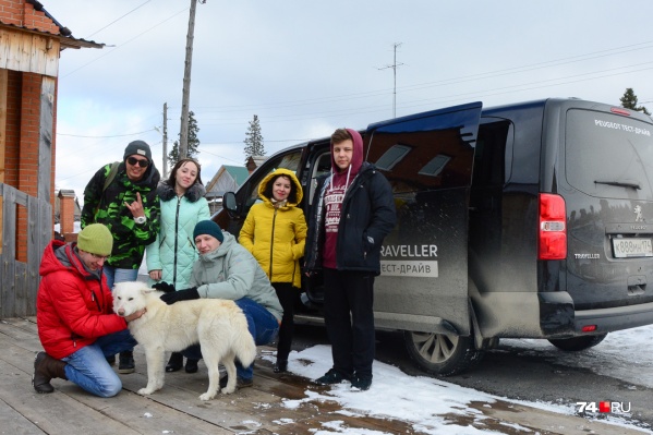 На вылазку ехала дюжина наших сотрудников, и Peugeot Traveller взял половину. На снимке слева направо: Артём Краснов, Вадим Архипов, пёс Беляш, Мария Иванова, Антон Балахнин, Юлия Реутова и Данил Рахимов На вылазку ехала дюжина наших сотрудников, и Peugeot Traveller взял половину. На снимке слева направо: Артём Краснов, Вадим Архипов, пёс Беляш, Мария Иванова, Антон Балахнин, Юлия Реутова и Данил Рахимов