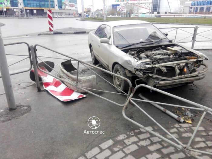 Toyota снесла пешеходные ограждения на площади Маркса Toyota снесла пешеходные ограждения на площади Маркса
