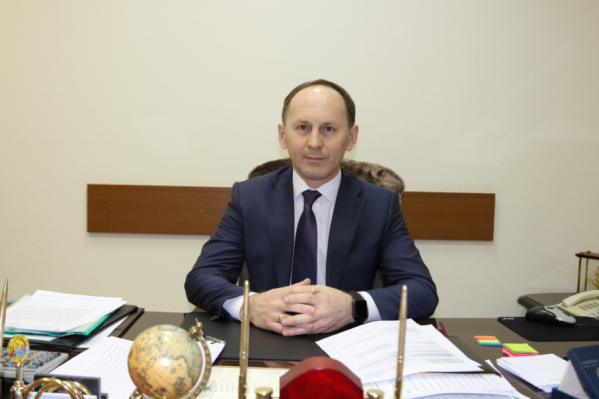 Чиновник имеет два высших образования Чиновник имеет два высших образования