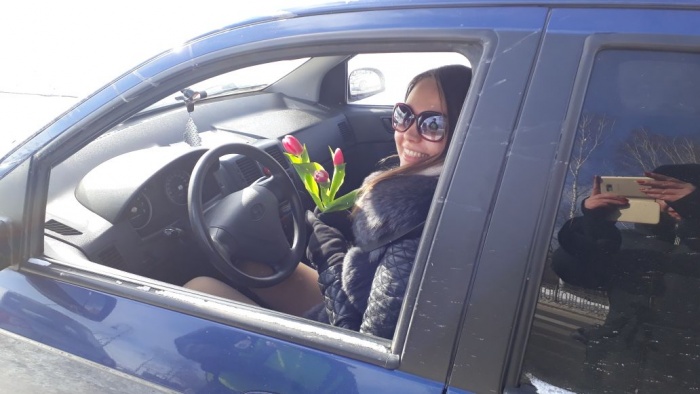 Автоинспекторы подарили женщинам-водителям полтысячи тюльпанов Автоинспекторы подарили женщинам-водителям полтысячи тюльпанов