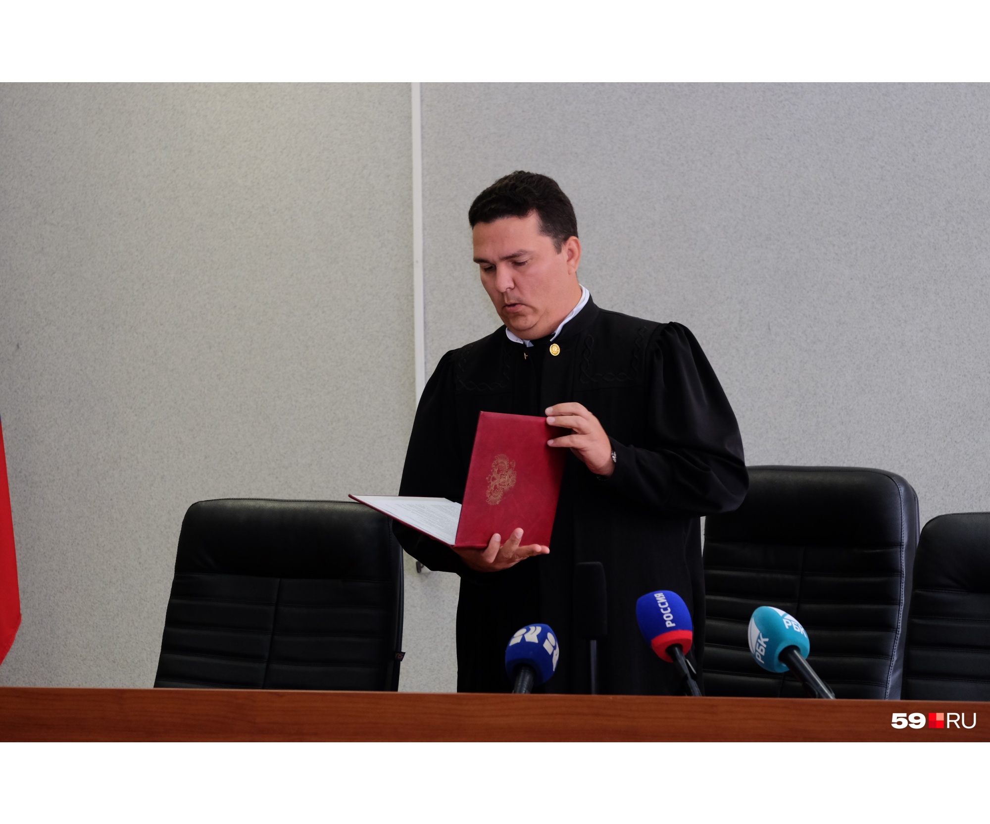 Судья начал зачитывать приговор Судья начал зачитывать приговор 