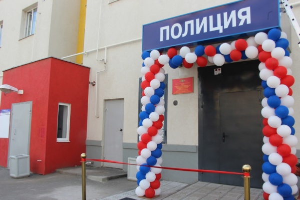 Вход в здание украсили разноцветными шарами в цвет российского триколора Вход в здание украсили разноцветными шарами в цвет российского триколора