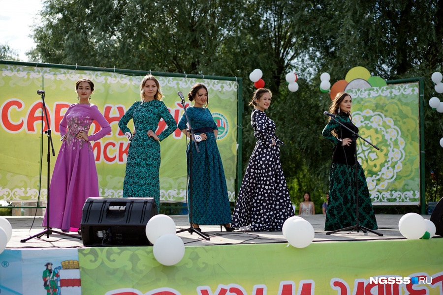 Татарки омск. Татарское мероприятие дефиле. Татарка Омск. Певица на летнем фестивале. Киломе Омск татарка.